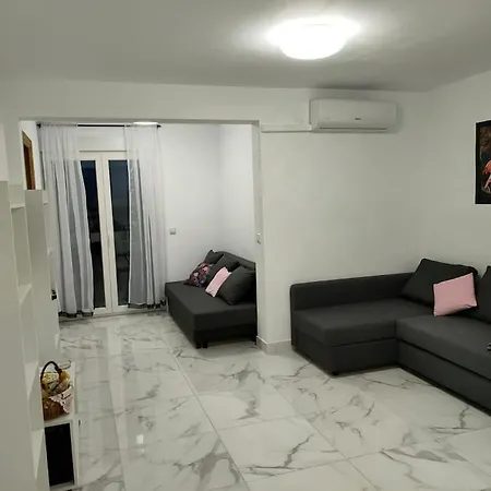 Flamingo Z Basenem * Τορεβιέχα